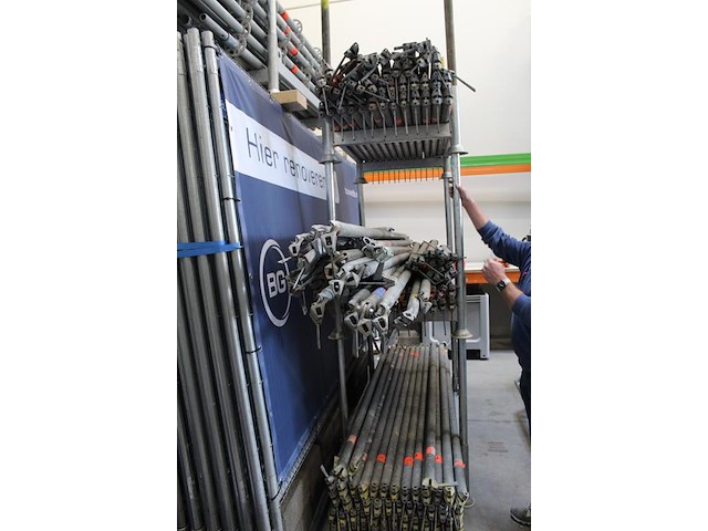 Steigermaterialen in de stellingen en in stapelbokken w.o. loopplanken en buismateriaal. bestaande uit ca. ... - afbeelding 12 van  12