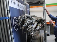 Steigermaterialen in de stellingen en in stapelbokken w.o. loopplanken en buismateriaal. bestaande uit ca. ... - afbeelding 12 van  12