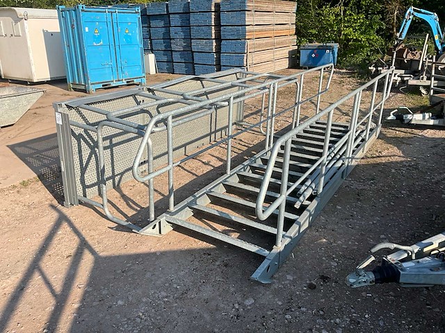 Steigertrap met bordes - afbeelding 1 van  8