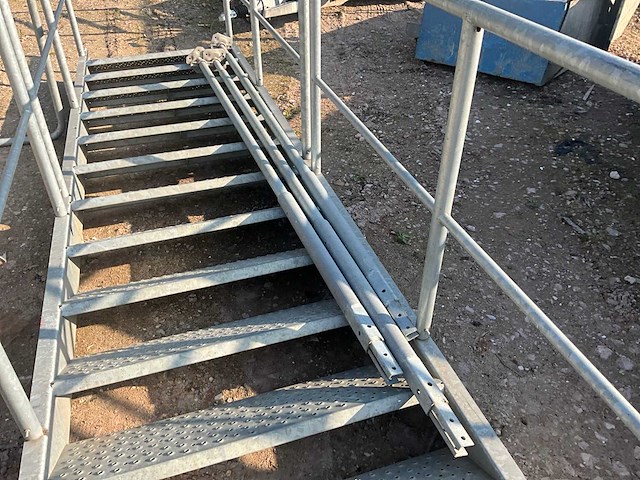 Steigertrap met bordes - afbeelding 4 van  8