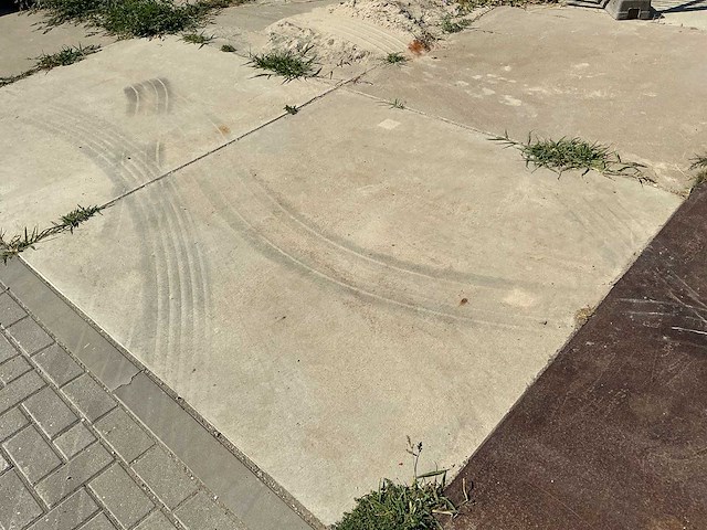 Stelcon (beton) platen 120 stuks van 2x2 meter. 20 stuks van 2x1 meter (140x) - afbeelding 1 van  2
