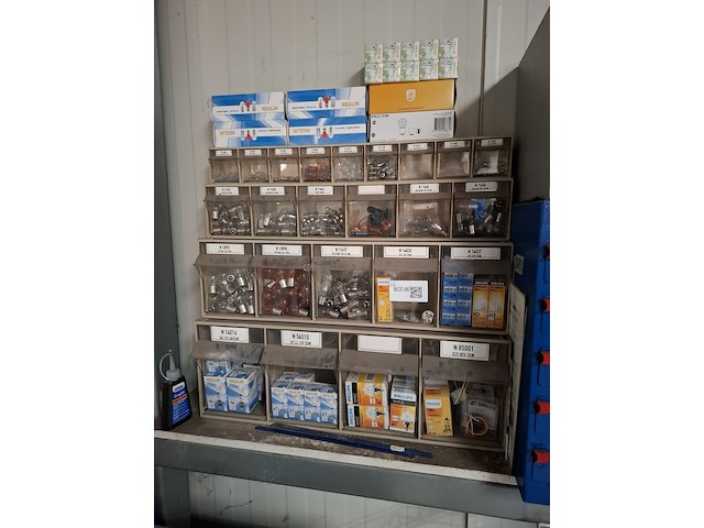 Stelling met assortiment lampen - afbeelding 1 van  6