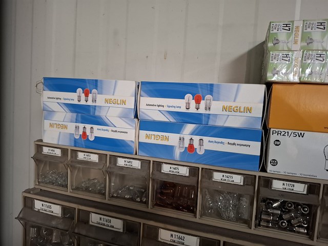 Stelling met assortiment lampen - afbeelding 2 van  6