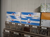 Stelling met assortiment lampen - afbeelding 2 van  6