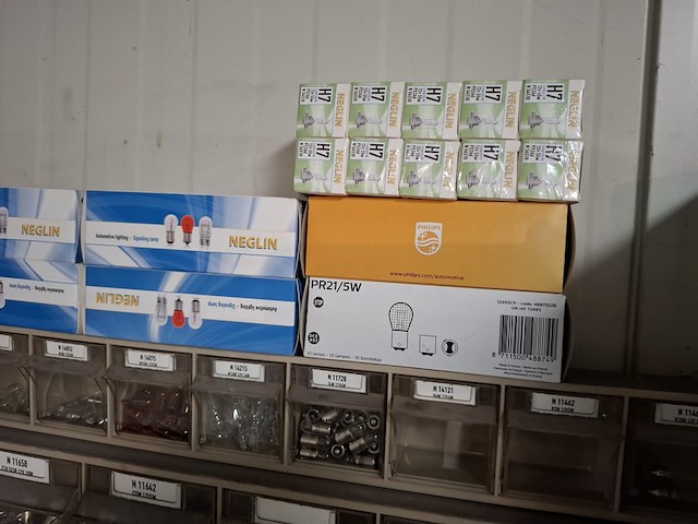 Stelling met assortiment lampen - afbeelding 3 van  6