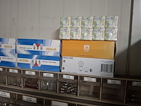 Stelling met assortiment lampen - afbeelding 3 van  6