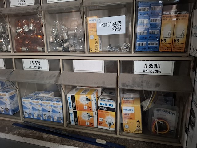 Stelling met assortiment lampen - afbeelding 4 van  6