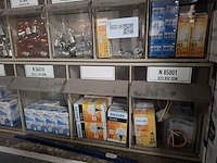 Stelling met assortiment lampen - afbeelding 4 van  6