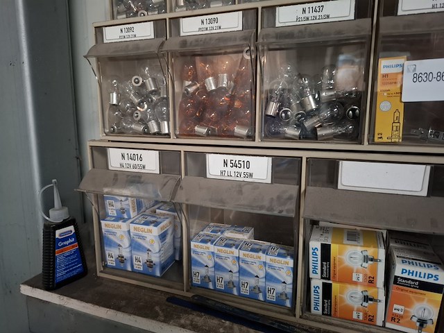 Stelling met assortiment lampen - afbeelding 5 van  6