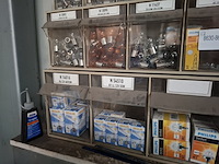 Stelling met assortiment lampen - afbeelding 5 van  6