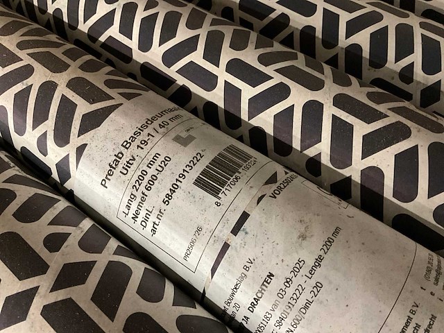 Stelling met divers deurbeslag en toebehoren - afbeelding 1 van  1