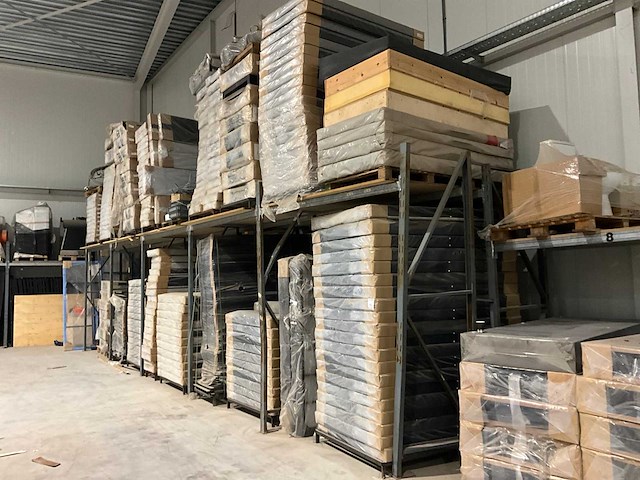Stelling met diverse bedboxen, hoofdborden en halffabricaten - afbeelding 1 van  9