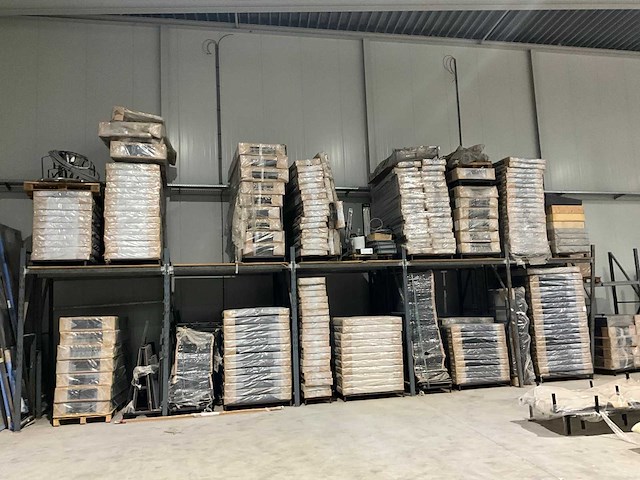Stelling met diverse bedboxen, hoofdborden en halffabricaten - afbeelding 2 van  9