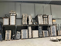 Stelling met diverse bedboxen, hoofdborden en halffabricaten - afbeelding 2 van  9
