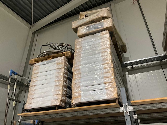 Stelling met diverse bedboxen, hoofdborden en halffabricaten - afbeelding 3 van  9