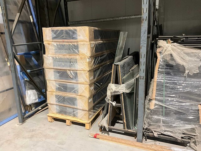 Stelling met diverse bedboxen, hoofdborden en halffabricaten - afbeelding 4 van  9