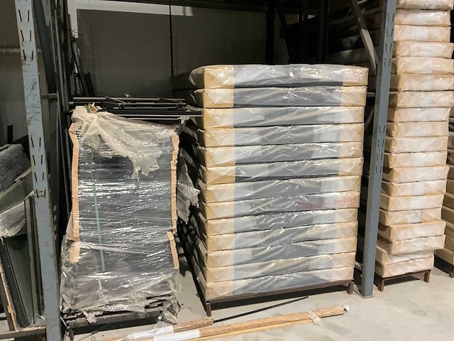 Stelling met diverse bedboxen, hoofdborden en halffabricaten - afbeelding 5 van  9