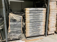 Stelling met diverse bedboxen, hoofdborden en halffabricaten - afbeelding 5 van  9