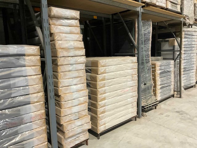 Stelling met diverse bedboxen, hoofdborden en halffabricaten - afbeelding 6 van  9