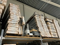 Stelling met diverse bedboxen, hoofdborden en halffabricaten - afbeelding 7 van  9