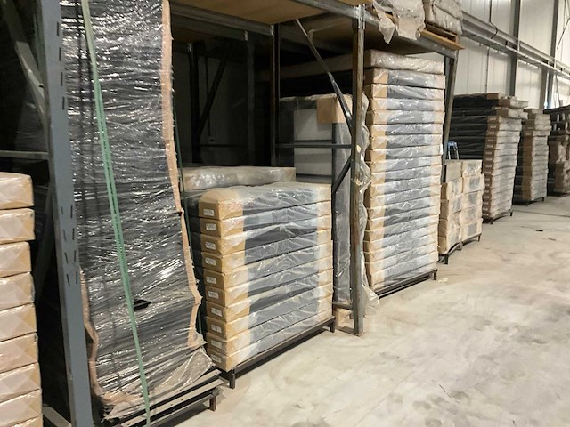 Stelling met diverse bedboxen, hoofdborden en halffabricaten - afbeelding 8 van  9