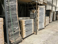 Stelling met diverse bedboxen, hoofdborden en halffabricaten - afbeelding 8 van  9