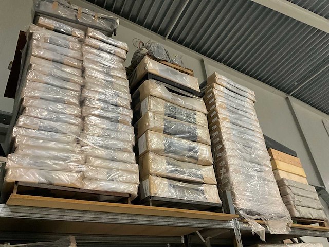 Stelling met diverse bedboxen, hoofdborden en halffabricaten - afbeelding 9 van  9