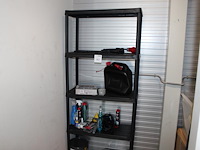 Stelling met diverse garage gerelateerde producten w.o. schoonmaakmiddelen en jerrycan. - afbeelding 1 van  2