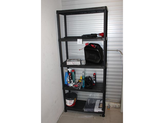 Stelling met diverse garage gerelateerde producten w.o. schoonmaakmiddelen en jerrycan. - afbeelding 2 van  2
