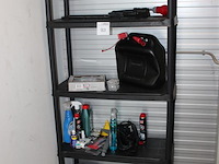 Stelling met diverse garage gerelateerde producten w.o. schoonmaakmiddelen en jerrycan. - afbeelding 2 van  2