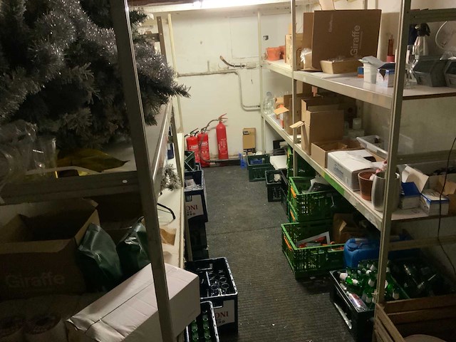 Stelling met diverse horeca benodigdheden (2x) - afbeelding 1 van  20