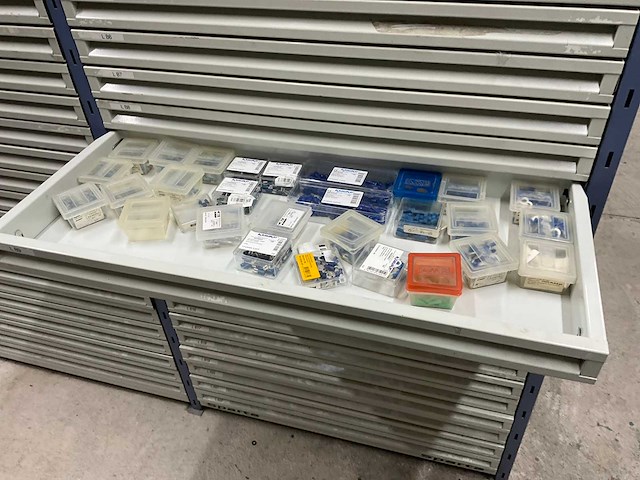 Stelling met elektromateriaal - afbeelding 2 van  32