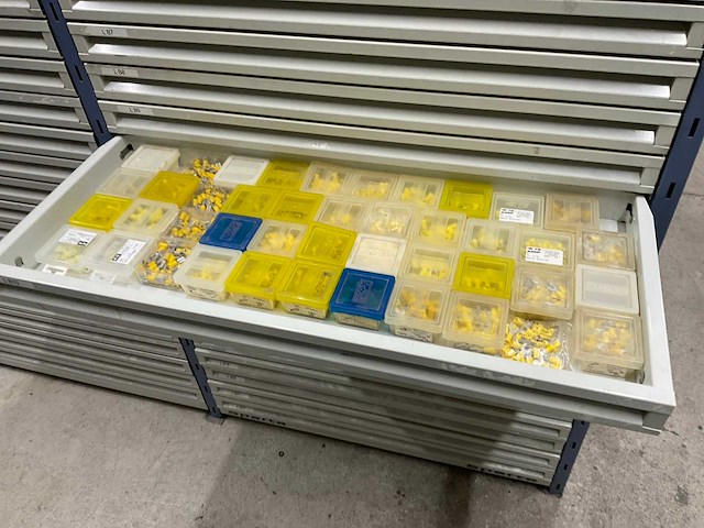 Stelling met elektromateriaal - afbeelding 3 van  32