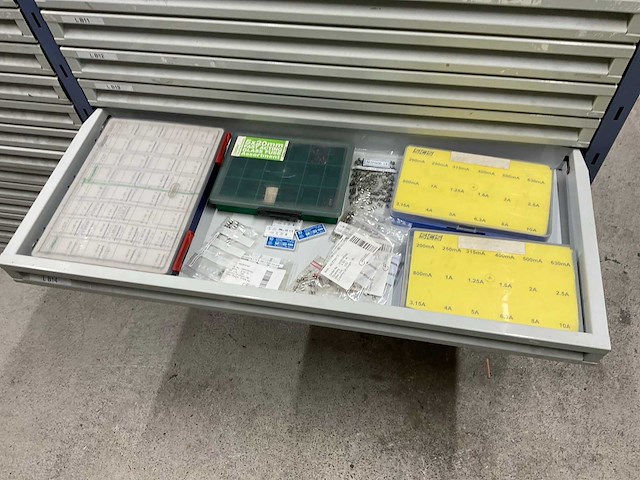 Stelling met elektromateriaal - afbeelding 7 van  32