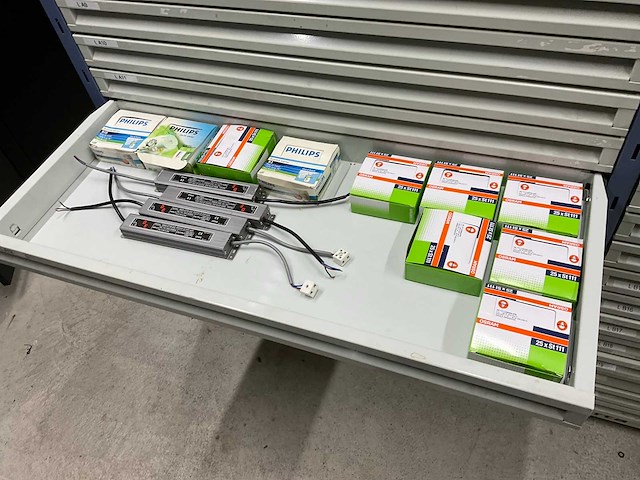 Stelling met elektromateriaal - afbeelding 16 van  32