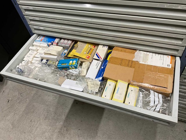 Stelling met elektromateriaal - afbeelding 17 van  32