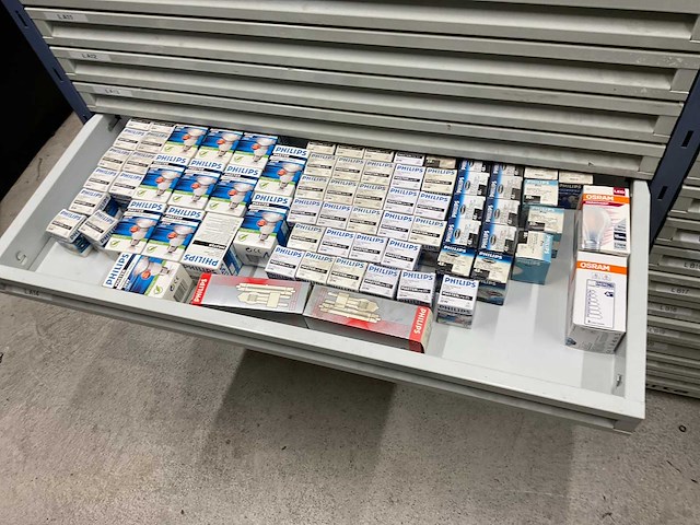 Stelling met elektromateriaal - afbeelding 18 van  32