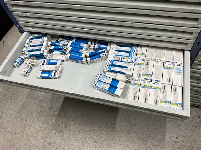 Stelling met elektromateriaal - afbeelding 19 van  32