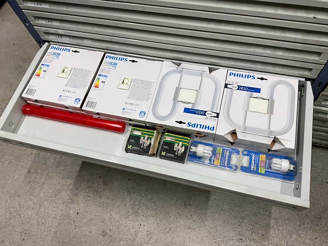 Stelling met elektromateriaal - afbeelding 21 van  32