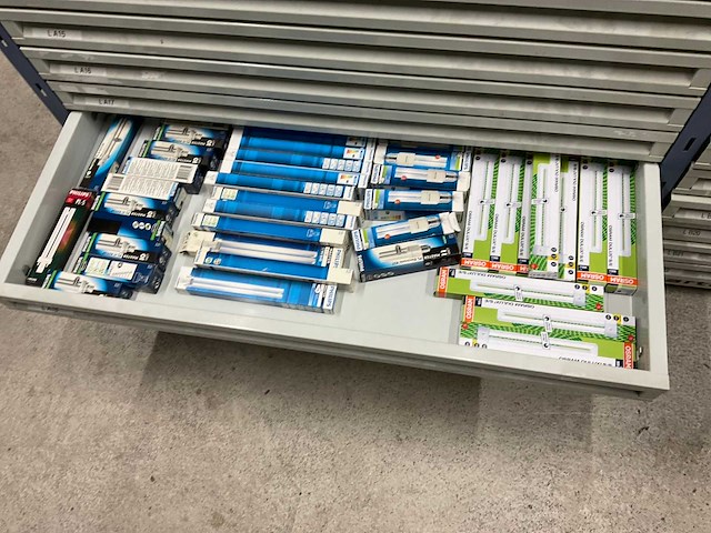 Stelling met elektromateriaal - afbeelding 22 van  32