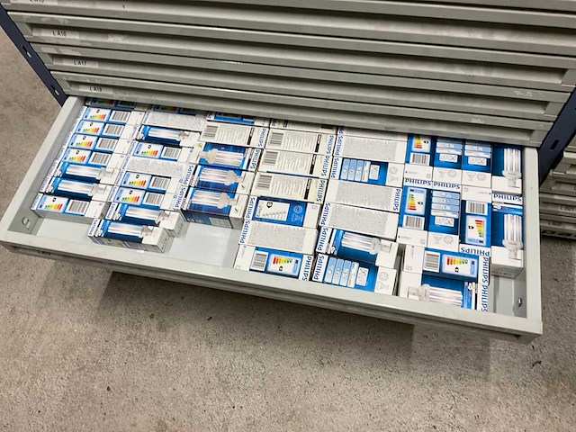 Stelling met elektromateriaal - afbeelding 24 van  32