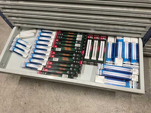 Stelling met elektromateriaal - afbeelding 25 van  32