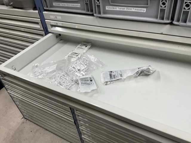 Stelling met elektromateriaal - afbeelding 28 van  32