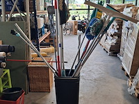 Stelling met inhoud schoonmaakmiddel - afbeelding 3 van  13