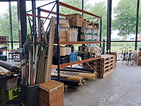 Stelling met inhoud schoonmaakmiddel - afbeelding 1 van  13