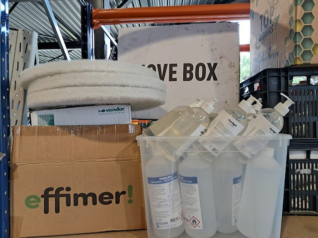 Stelling met inhoud schoonmaakmiddel - afbeelding 8 van  13