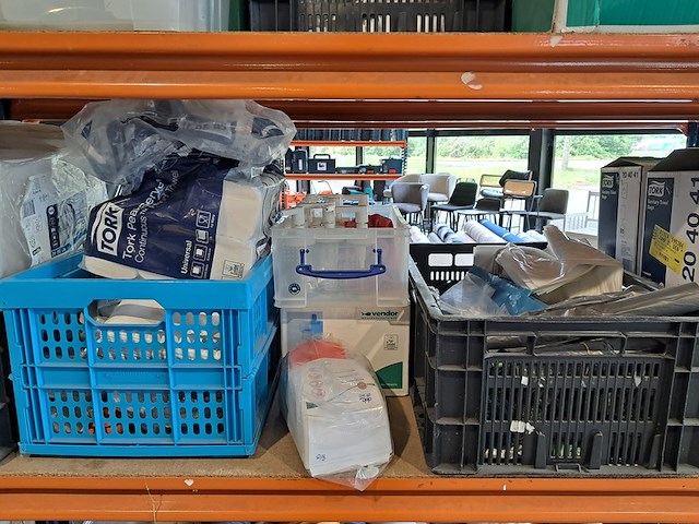 Stelling met inhoud schoonmaakmiddel - afbeelding 12 van  13