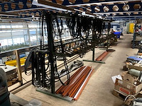 Stelling met inhoud snaren/riemen en banden - afbeelding 1 van  5