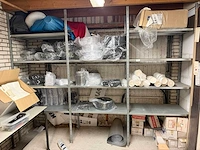 Stelling met inhoud (tasjes, bakjes etc)