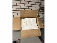 Stelling met inhoud (tasjes, bakjes etc)